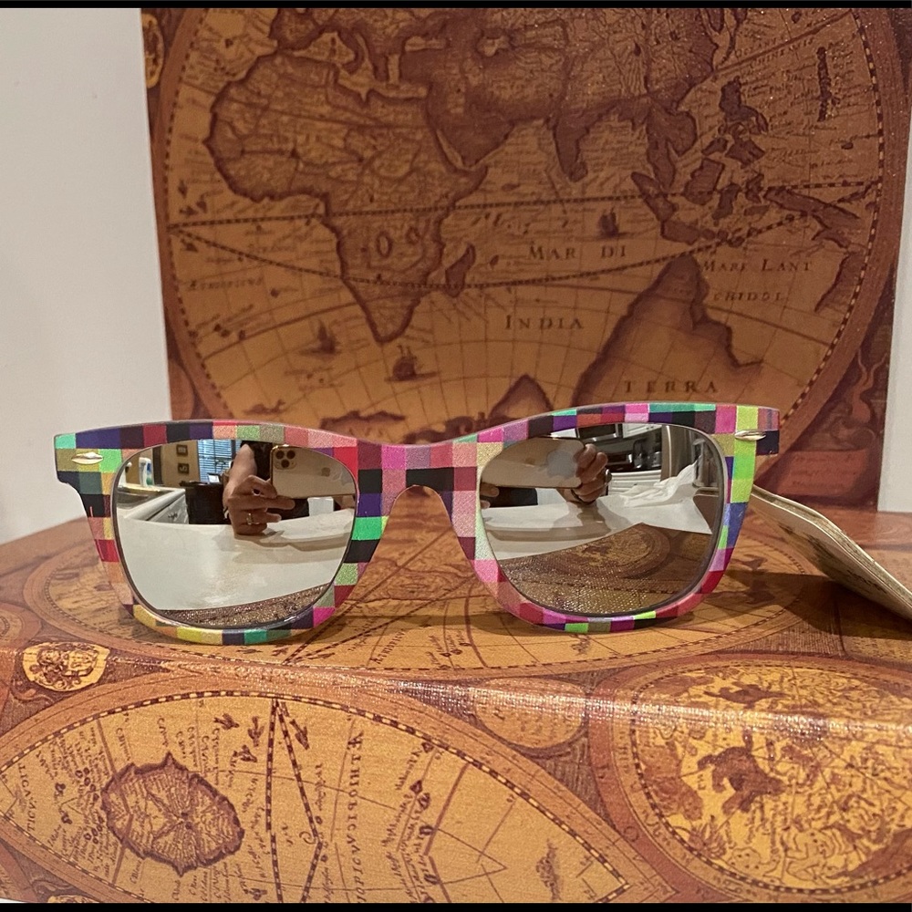Beach blast sunglasses with mirror lens checkered